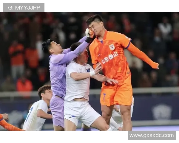 北京国安与山东泰山激战正酣球迷期待精彩对决与胜负悬念