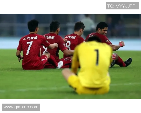 国安与上港激战正酣比分悬念不断球迷期待精彩瞬间