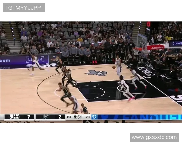 文班亚马首场比赛表现抢眼5次盖帽加上隔扣字母哥引发热烈讨论